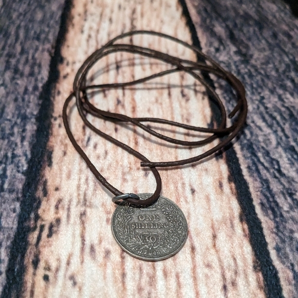 Assassin's Creed Black Flag Necklace - Picture 2 of 2